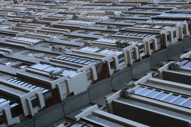 Sovyet Sovyetler Birliği 'nin eski yüzü beton yapıcılık gaddarlığı ahtapot avcısının dikdörtgen pencereli blok evi. çerçeveli fotoğraf arkaplanı. Gri tonlar. Begovaya, Moskova