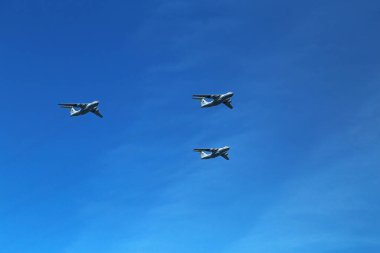 Rusya 'nın başkenti Moskova' da 9 Mayıs 'ta düzenlenen Vicotry Günü geçit töreni sırasında mavi gökyüzünde uçan üç Rus savaş uçağı grubundan oluşan üçgen bir oluşum.