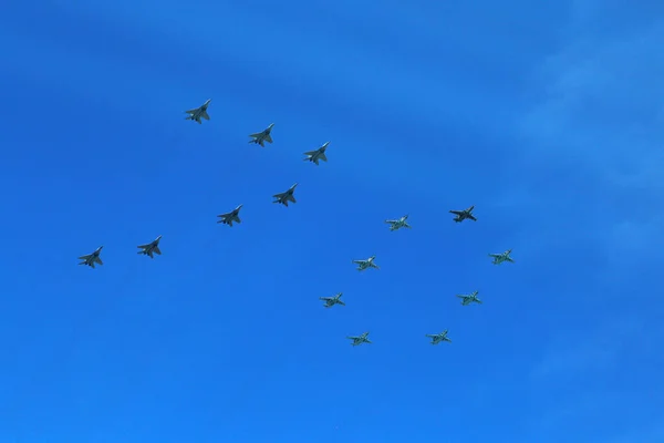 Shaped Formation Group Fifteen Russian Military Fighter Jet Planes Flying — Stock Photo, Image