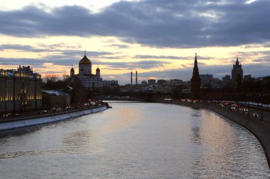 Moskova nehrinin panorama manzarası, Aziz Sophia Kilisesi, Kurtarıcı Katedral İsa ve Kremlin anıtının duvarları. Moskova, Rusya 'da gün batımından sonra mavi saatte bir köprüden çekildi.