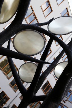 Kapalı çerçeve, arka plan, arka plan, arka plan, arka planda siyah boynuzları ve yarı şeffaf lambaları olan eşsiz, sanatsal bir açık hava heykelinin duvar kağıdı çekimini tamamladı. Amsterdam, Hollanda