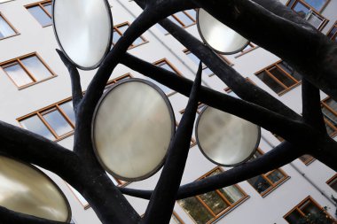 Kapalı çerçeve, arka plan, arka plan, arka plan, arka planda siyah boynuzları ve yarı şeffaf lambaları olan eşsiz, sanatsal bir açık hava heykelinin duvar kağıdı çekimini tamamladı. Amsterdam, Hollanda