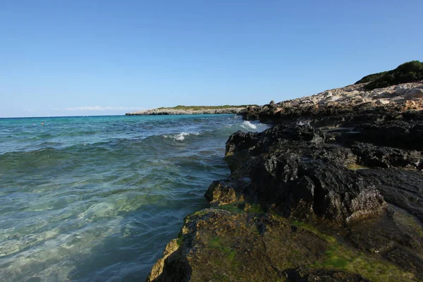 Naturalna Kopia Przestrzeń Dzień Strzał Skał Klifów Pustej Dzikiej Plaży — Zdjęcie stockowe