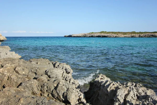 Naturalna Kopia Przestrzeń Dzień Strzał Skał Klifów Pustej Dzikiej Plaży — Zdjęcie stockowe