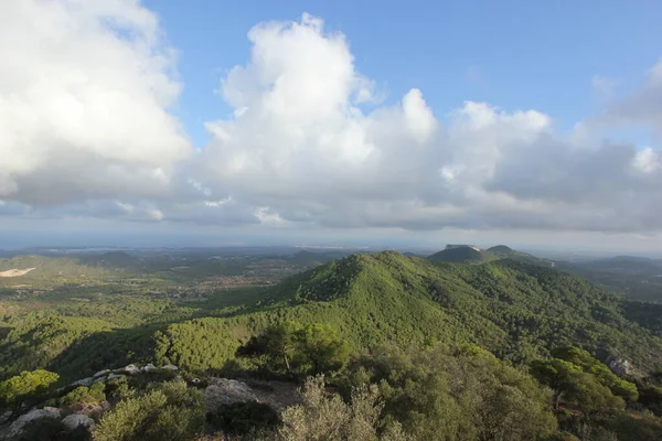 Bela Vista Panorâmica Dia Verão Colinas Verdes Montanhas Céu Azul — Fotografia de Stock