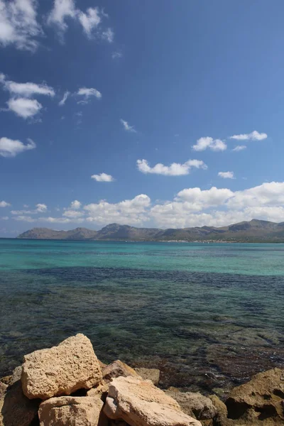 Panorama Krajobraz Malowniczy Widok Odizolowanej Pustynnej Skalistej Plaży Niebieskim Turkusowym — Zdjęcie stockowe