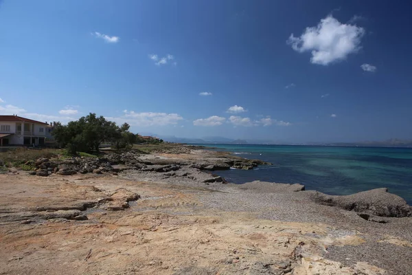 西班牙美丽多姿多彩的马略卡岛上 蓝色碧绿海水 蓝天白云背景的孤寂荒芜的岩石海滩全景 — 图库照片