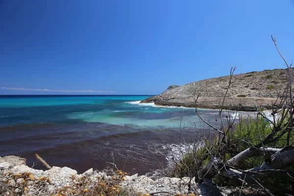 西班牙美丽 多姿多彩的马略卡岛上 绿松石碧绿的海水和蓝天背景的荒无人烟的白色沙滩风光尽收眼底 — 图库照片