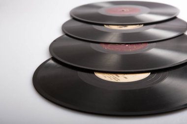 MOSCOW / RUSSIA - 04 / 05 / 2020 Beyaz arkaplandaki dört adet eski Sovyet fonograf plağının yakın plan çekimi