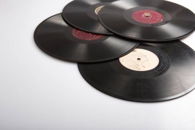 MOSCOW / RUSSIA - 04 / 05 / 2020 Beyaz arkaplandaki dört eski Sovyet fonograf plağının düz fotokopisi