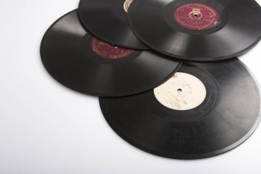 MOSCOW / RUSSIA - 04 / 05 / 2020 Beyaz arkaplandaki dört eski Sovyet fonograf plağının düz fotokopisi