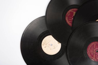 MOSCOW / RUSSIA - 04 / 05 / 2020 Beyaz arkaplandaki dört eski Sovyet fonograf plağının düz fotokopisi