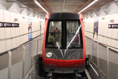 BARCELONA / SPAIN - 18 / 08 / 2014 Montjuic Tepesi 'ne gitmek için Paral lel İstasyonu Terminus İstasyonu' ndaki kırmızı otomatik funiküler tren ön görüntüsü
