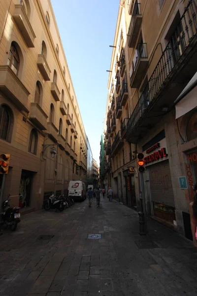 Barcelona Ισπανια 2014 Κάθετη Καλοκαιρινή Πρωινή Λήψη Του Στενού Πεζόδρομου — Φωτογραφία Αρχείου