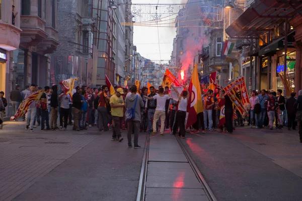 ISTANBUL / TURKEY - 30 / 05 / 2015: Galatasaray S.K. Futbol takımı taraftarları, Istiklal caddesinde bayrak, işaret fişeği sallayarak, şarkı söyleyerek, şarkı söyleyerek zaferi kutluyor.