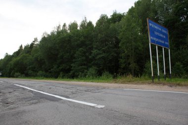 Vladimir Okrug sınırında iyi ve kötü yıpranmış hasarlı bir yol arasındaki ani farklılık ve zıtlık. Tabelada Rusça YAROSLAV İspatlama yazıyor. PERESLAV MÜZİKALİ BÖLGESİ
