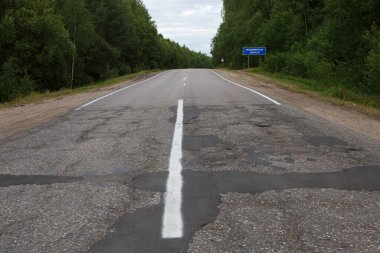 Vladimir Okrug sınırında iyi ve kötü yıpranmış hasarlı bir yol arasındaki ani farklılık ve zıtlık. Tabelada Rusça YAROSLAV İspatlama yazıyor. PERESLAV MÜZİKALİ BÖLGESİ