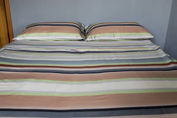 Interno Luce Naturale Colpo Colorato Biancheria Letto Strisce Con Due — Foto Stock