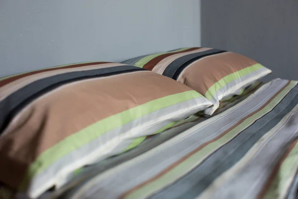 Εσωτερικό Φυσικό Φως Πλάνο Από Ένα Πολύχρωμο Ριγέ Κρεβάτι Λινό — Φωτογραφία Αρχείου