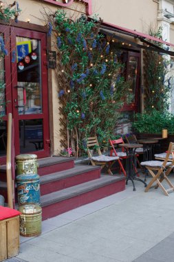MOSCOW / RUSSIA - 20 / 04 / 2019 rahat açık hava terası masalar, sandalyeler, bitkiler ve çiçekler. Bolshaya Sadovaya Caddesi 'ndeki Vinnyy Bazar (Şarap Pazarı) bar ve restoranı