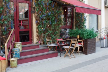 MOSCOW / RUSSIA - 20 / 04 / 2019 rahat açık hava terası masalar, sandalyeler, bitkiler ve çiçekler. Bolshaya Sadovaya Caddesi 'ndeki Vinnyy Bazar (Şarap Pazarı) bar ve restoranı