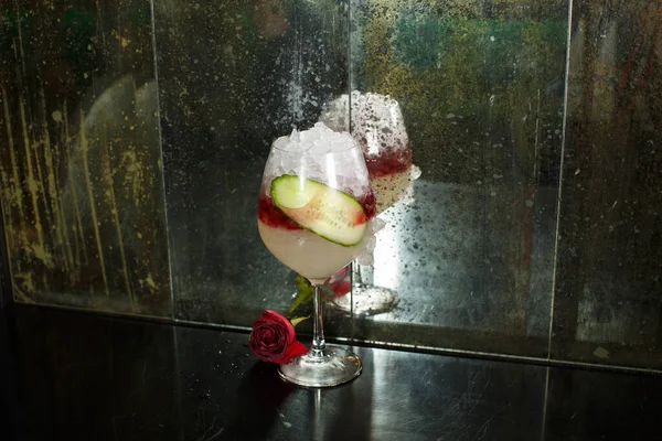 Nahaufnahme Eines Köstlichen Frisch Gelb Roten Cocktails Mit Eis Einer — Stockfoto