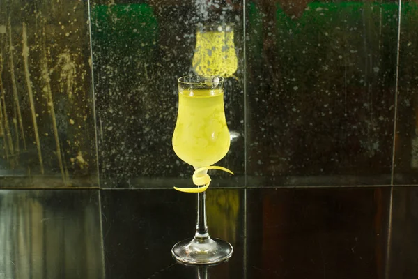 Närbild Dricka Skott Läcker Färsk Gul Limoncello Citron Likör Cocktail — Stockfoto