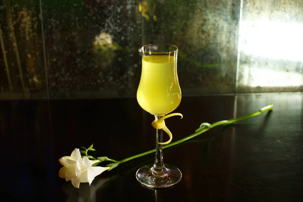 Крупным Планом Выпить Вкусный Свежий Желтый Лимонно Лимонный Ликерный Коктейль — стоковое фото
