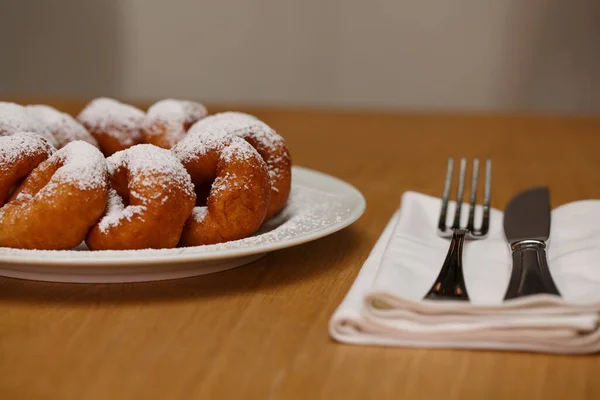 Een Stapel Heerlijke Zoete Goudbruine Donuts Donuts Met Witte Poedersuiker — Stockfoto