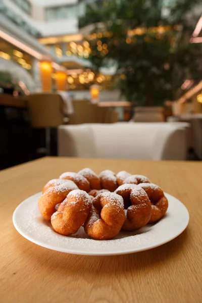 Een Stapel Heerlijke Zoete Goudbruine Donuts Donuts Met Witte Poedersuiker — Stockfoto
