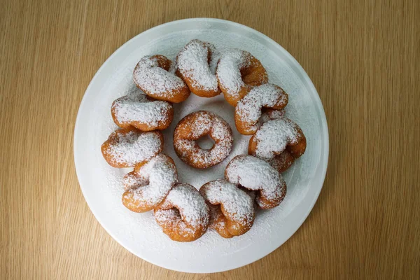 Bovenaanzicht Van Een Stapel Heerlijke Zoete Goudbruine Donuts Donuts Met — Stockfoto