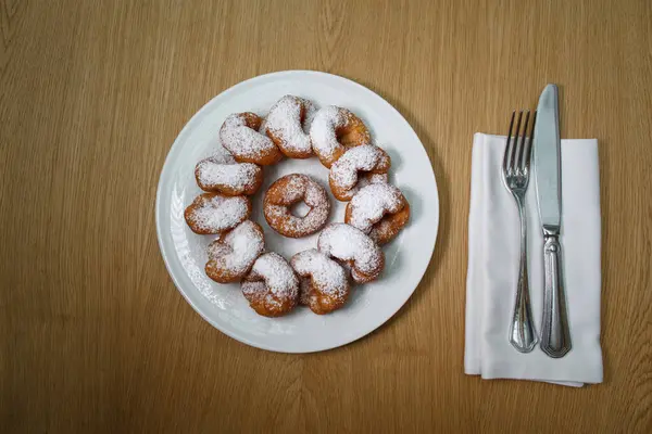 Bovenaanzicht Van Een Stapel Heerlijke Zoete Goudbruine Donuts Donuts Met — Stockfoto