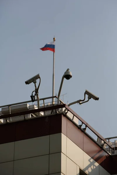 Vertikal Dag Skott Tre Cctv Övervakningskameror Väggarna Parlamentet Och Flagga — Stockfoto