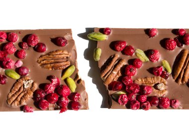 Kırık çikolatayı kızılcık, fındık ve şam fıstığı ile yakın plan çekiyoruz.