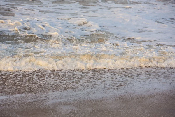 水平線の青い空と白い泡を形成し 滑らかな黄色の砂のビーチの表面に粉砕波の自然なコピースペースショット スリランカのPitiwellaビーチでの早朝の日の出 — ストック写真