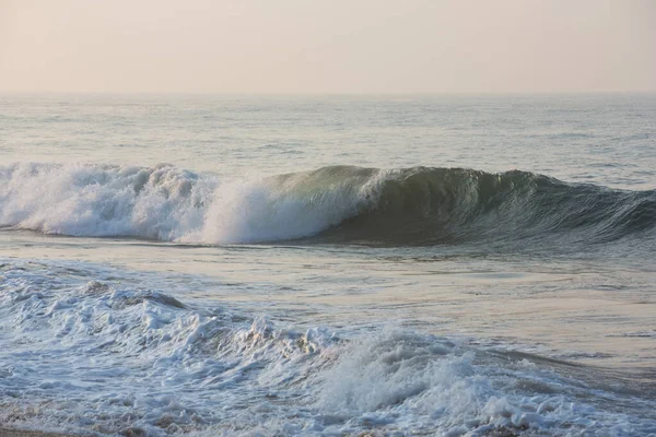 Naturaufnahmen Einer Welle Die Sich Auf Den Glatten Gelben Sandstrand — Stockfoto