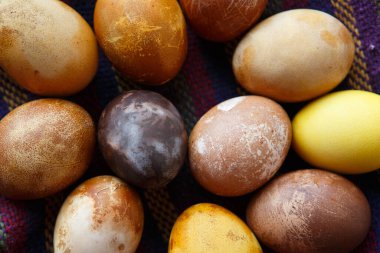 Doğal ürünlerle boyanmış tavuk Paskalya yumurtası gibi görünen bir grup orijinal ejderhanın çerçeve arkası duvar kağıdı fotoğrafı (kırmızı şarap, çay, kahve, havuç, zerdeçal)