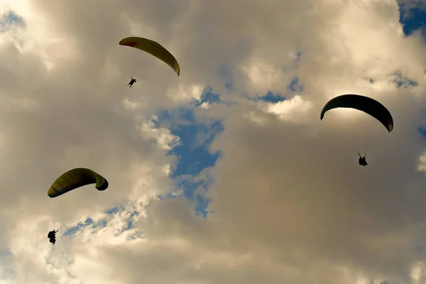 Tre Skärmflygning Molnig Himmel — Stockfoto