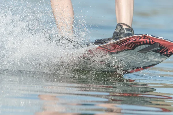 Gros Plan Des Jambes Garçon Pratiquant Réveil Embarquement Sur Une — Photo