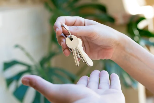 Eine Hand Übergibt Die Schlüssel Eines Hauses Eine Andere Schlüsselübergabe — Stockfoto
