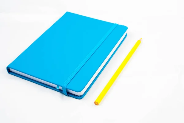 Caderno Azul Lápis Amarelo Sobre Fundo Branco Conceito Design — Fotografia de Stock