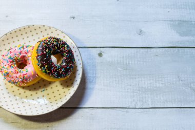 Ahşap bir masadaki bir tabak çöreğin en üst görüntüsü.