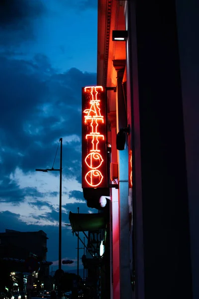 Semn Neon Scris Tatuaj Cer Albastru Tulbure Fundal — Fotografie, imagine de stoc