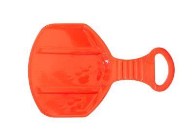Beyaz arkaplanda kırmızı plastik kızak izole edildi.