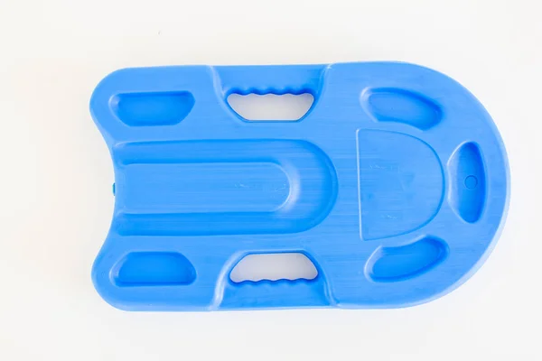 Yüzme öğrenmek için mavi plastik kickboard beyaz arka planda izole.