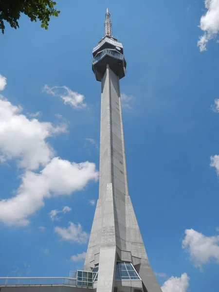 Belgrad, Sırbistan-22 Haziran 2017. Görüntü, Belgrad yakınlarındaki ünlü Avala haberleşme kulesini gösteriyor..