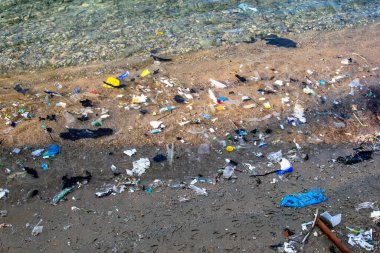 Aegina, Yunanistan-12 Ocak 2020. Plajda bir sürü plastik çöp yüzüyor..