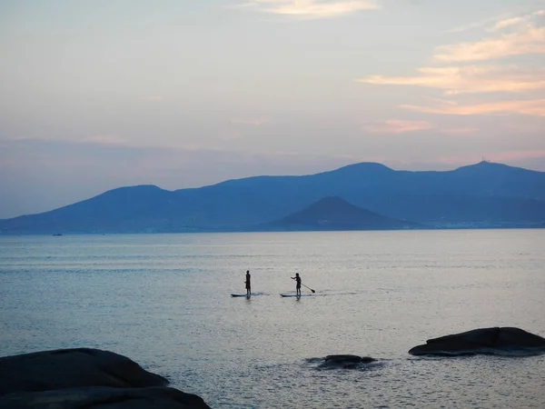 Ege Denizi 'nde iki kürekçi eğleniyor. Fotoğraf Naxos Adası' nda çekildi..