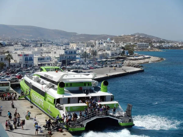 Atina, Yunanistan-Ağustos 2013-2018. Görüntü Paros adasına bir geminin geldiğini gösteriyor..
