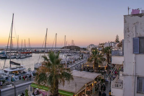 Naxos, Yunanistan-Eylül 01.2017. Gün batımında Naxos limanından yukarıdan görüntü. 
